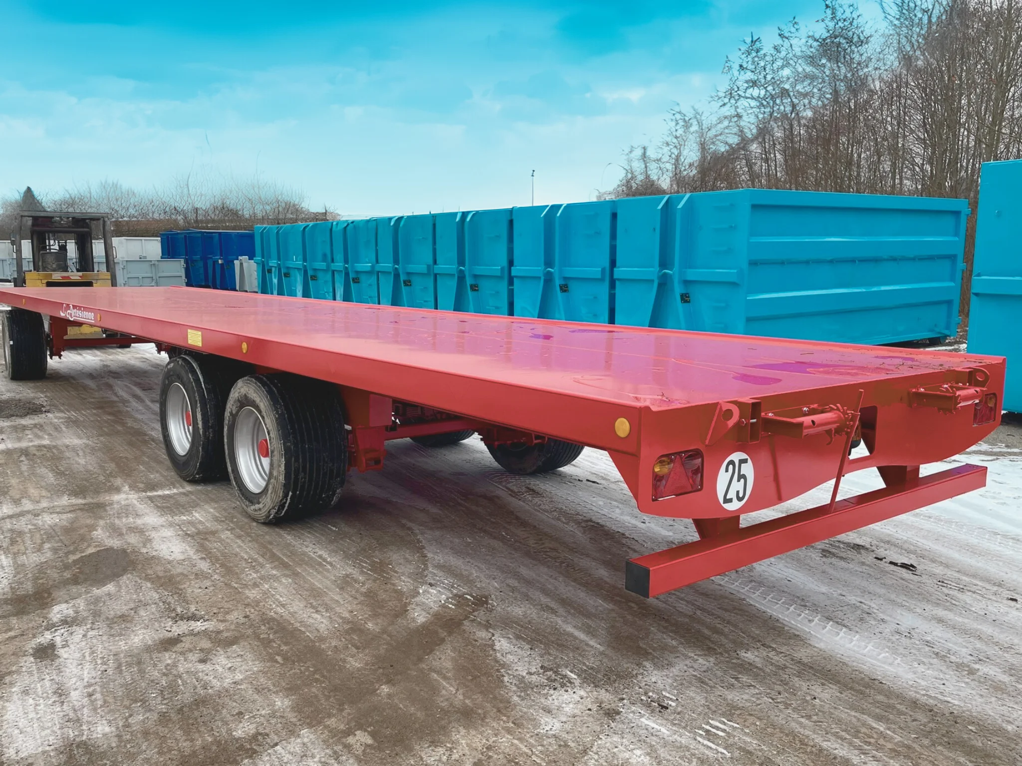 Présentation d'un plateau agricole rouge de la gamme lourde Beniva, 3 essieu, à 6 roues. Ce plateau fourrager est homolgué 40km/h double ligne pneumatique.