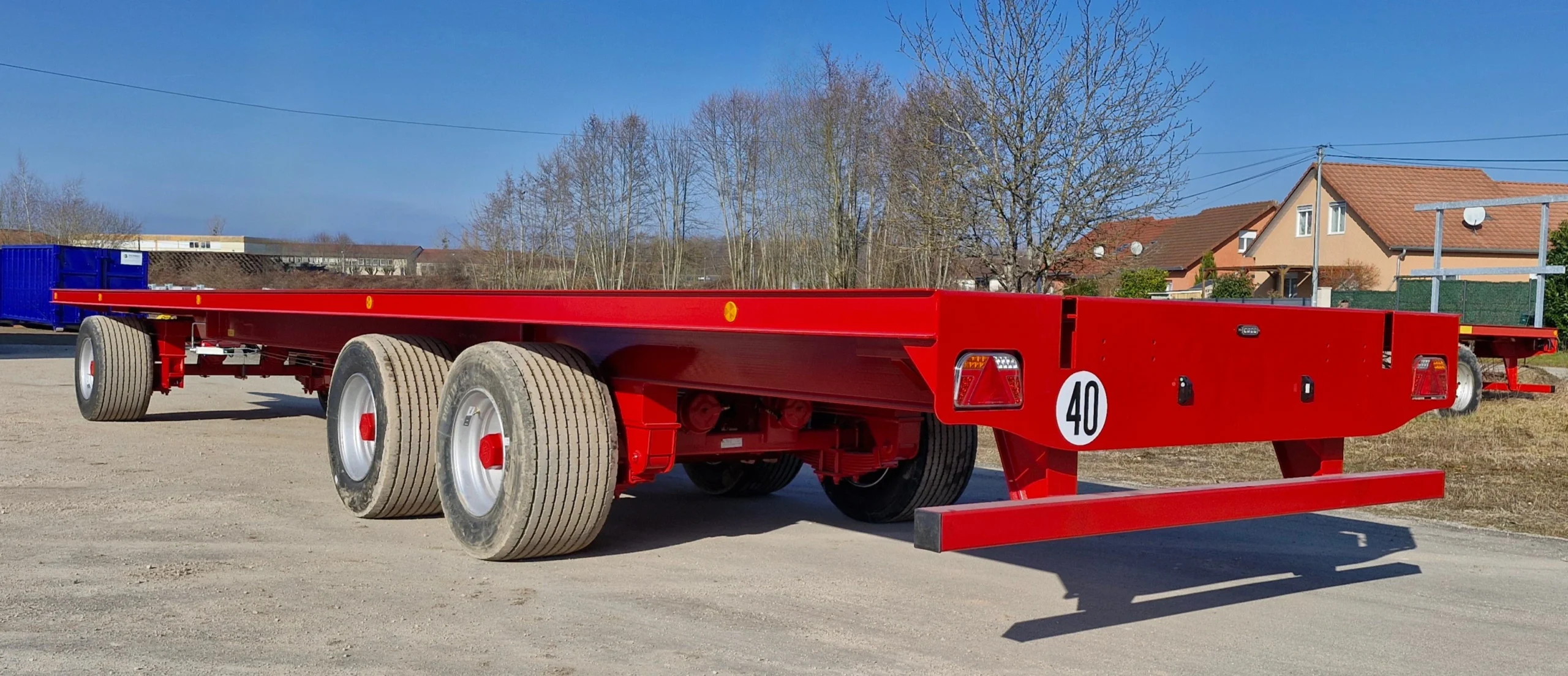Photo d'un plateau fourrager aussi appelé plateau agricole, fabriqué par l'entreprise française BENIVA. Ce plateau agricole est un plateau fourrager de la gamme lourde, de couleur rouge, et agréé 40km/ boule ligne pneumatique