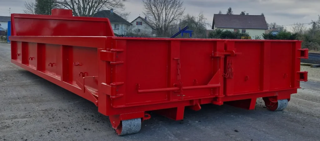 Benne Ampliroll : Comment choisir la taille idéale ? 2 Photo d'une benne ampliroll réalisée par la métallurgie Beniva, à Lure. De dimension 7m³ illustrant la possibilité d'avoir une benne TP de petite dimension en fonction des projets et de la nature des déchets à transporter.