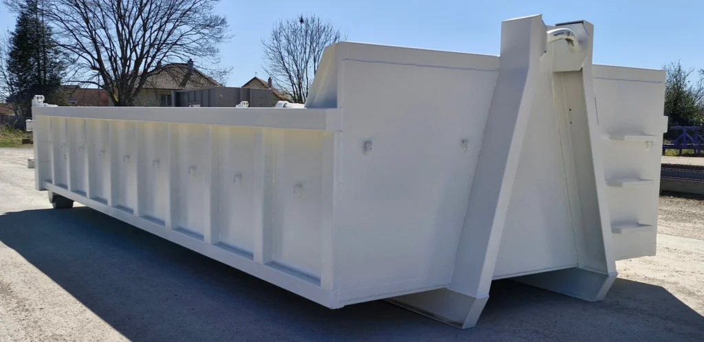 Benne Ampliroll : Comment choisir la taille idéale ? 1 Photo d'une réalisation Beniva, d'une benne ampliroll blanche renforcée de 10m³ montrant l'une des réalisations de ce fabricant français et permettant d'illustrer les différentes tailles et dimensions possibles sur les bennes ampliroll