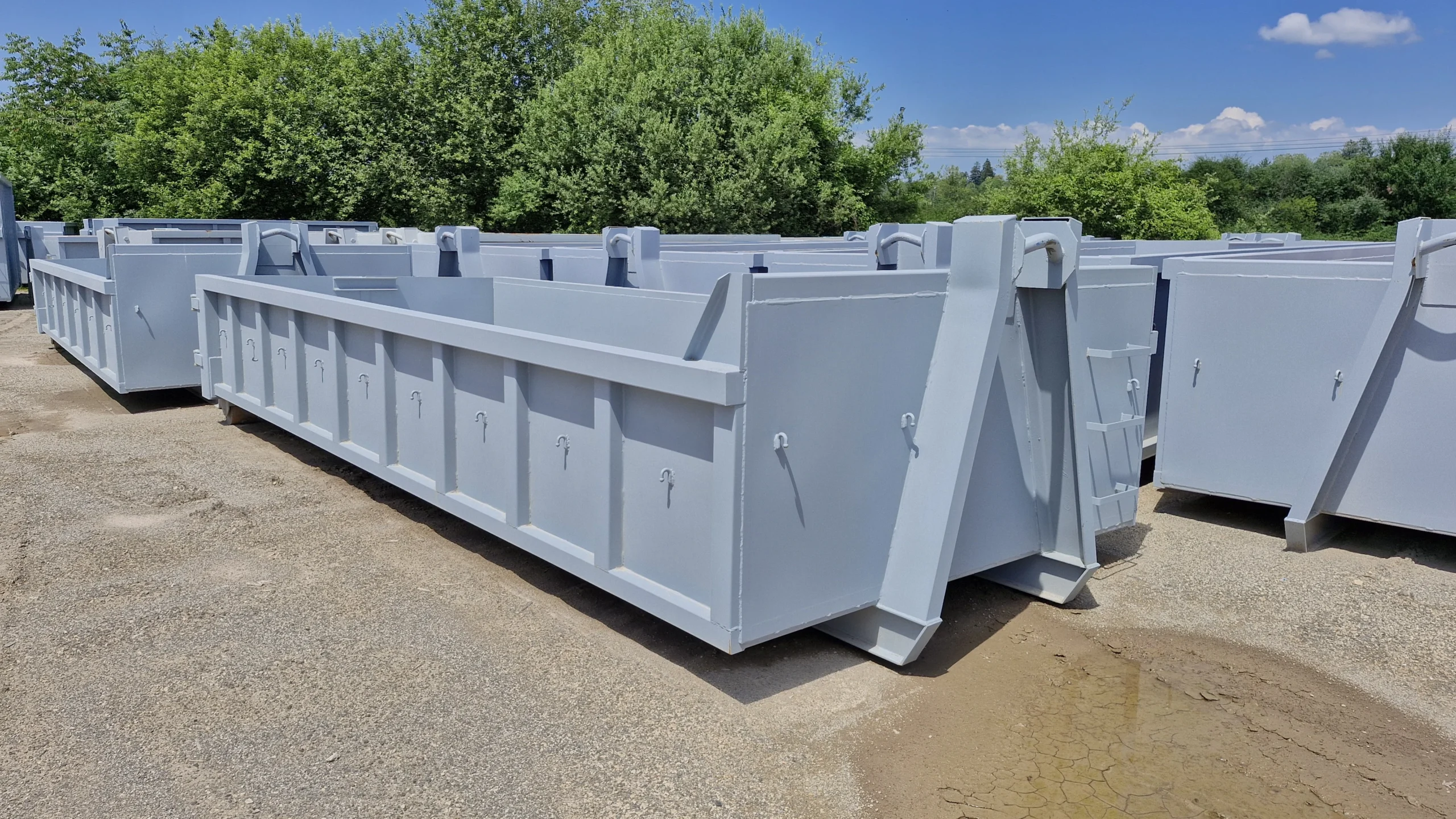 Photos de bennes ampliroll renforcées grises type bennes TP de 10m³.